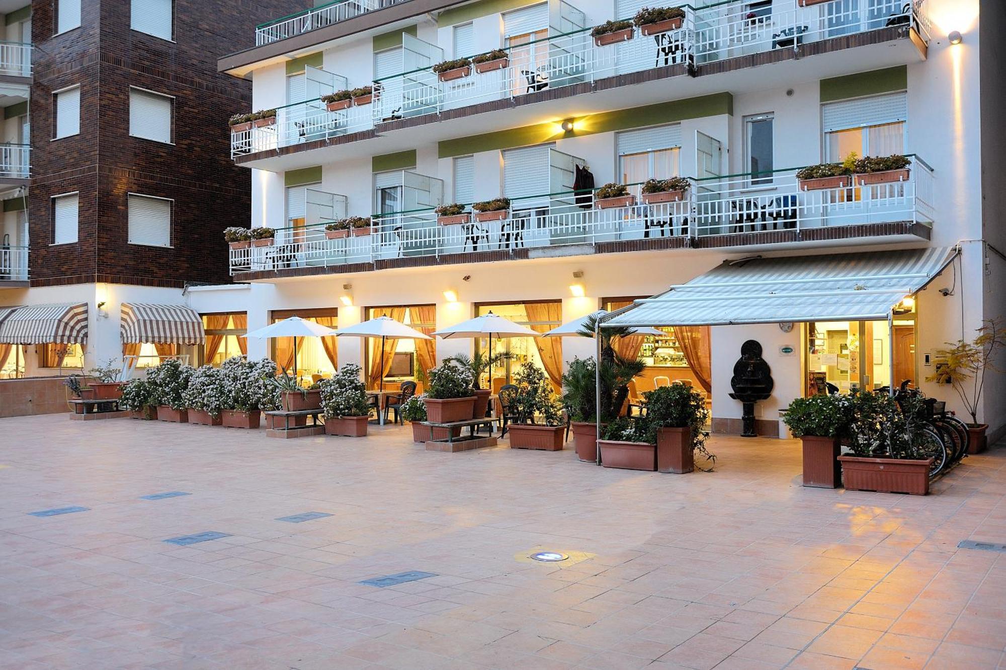 Hotel Arma Ristorante Taggia Exterior foto